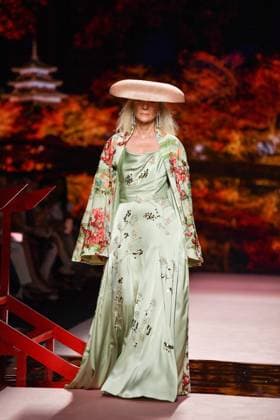 Mercedes-Benz Fashion Week Madrid, Spain - 19 Sep 2025 A model walks the runway wearing a design by ISABEL SANCHIS during Mercedes-Benz Fashion Week de Madrid in IFERMA. Madrid Spain Copyright: xAtilanoxGarciax xSOPAxImagesx FOTO12238