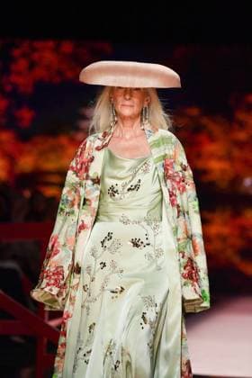 Mercedes-Benz Fashion Week Madrid, Spain - 19 Sep 2025 A model walks the runway wearing a design by ISABEL SANCHIS during Mercedes-Benz Fashion Week de Madrid in IFERMA. Madrid Spain Copyright: xAtilanoxGarciax xSOPAxImagesx FOTO12239