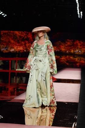 Mercedes-Benz Fashion Week Madrid, Spain - 19 Sep 2025 A model walks the runway wearing a design by ISABEL SANCHIS during Mercedes-Benz Fashion Week de Madrid in IFERMA. Madrid Spain Copyright: xAtilanoxGarciax xSOPAxImagesx FOTO12240