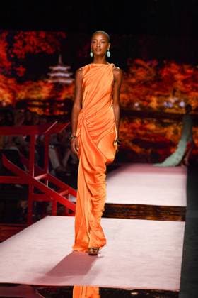 Mercedes-Benz Fashion Week Madrid, Spain - 19 Sep 2025 A model walks the runway wearing a design by ISABEL SANCHIS during Mercedes-Benz Fashion Week de Madrid in IFERMA. Madrid Spain Copyright: xAtilanoxGarciax xSOPAxImagesx FOTO12241