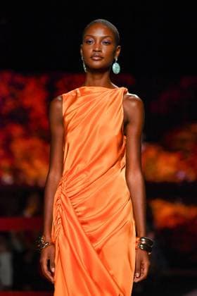 Mercedes-Benz Fashion Week Madrid, Spain - 19 Sep 2025 A model walks the runway wearing a design by ISABEL SANCHIS during Mercedes-Benz Fashion Week de Madrid in IFERMA. Madrid Spain Copyright: xAtilanoxGarciax xSOPAxImagesx FOTO12242
