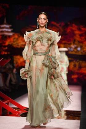 Mercedes-Benz Fashion Week Madrid, Spain - 19 Sep 2025 A model walks the runway wearing a design by ISABEL SANCHIS during Mercedes-Benz Fashion Week de Madrid in IFERMA. Madrid Spain Copyright: xAtilanoxGarciax xSOPAxImagesx FOTO12243