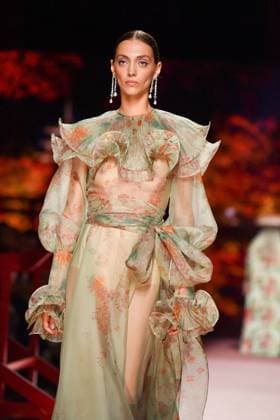 Mercedes-Benz Fashion Week Madrid, Spain - 19 Sep 2025 A model walks the runway wearing a design by ISABEL SANCHIS during Mercedes-Benz Fashion Week de Madrid in IFERMA. Madrid Spain Copyright: xAtilanoxGarciax xSOPAxImagesx FOTO12244