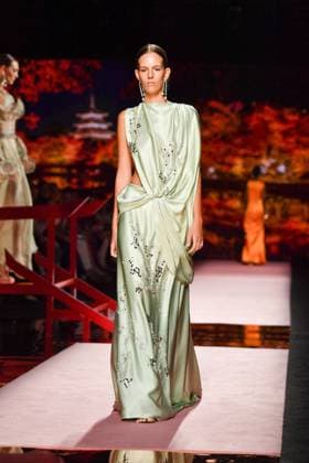 Mercedes-Benz Fashion Week Madrid, Spain - 19 Sep 2025 A model walks the runway wearing a design by ISABEL SANCHIS during Mercedes-Benz Fashion Week de Madrid in IFERMA. Madrid Spain Copyright: xAtilanoxGarciax xSOPAxImagesx FOTO12245