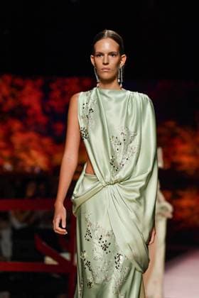 Mercedes-Benz Fashion Week Madrid, Spain - 19 Sep 2025 A model walks the runway wearing a design by ISABEL SANCHIS during Mercedes-Benz Fashion Week de Madrid in IFERMA. Madrid Spain Copyright: xAtilanoxGarciax xSOPAxImagesx FOTO12246