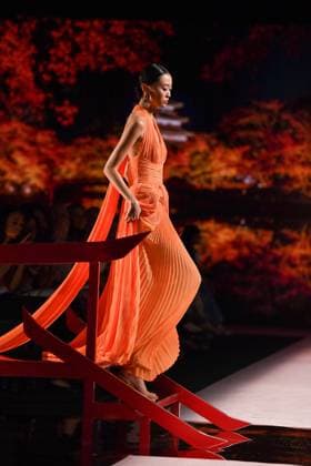 Mercedes-Benz Fashion Week Madrid, Spain - 19 Sep 2025 A model walks the runway wearing a design by ISABEL SANCHIS during Mercedes-Benz Fashion Week de Madrid in IFERMA. Madrid Spain Copyright: xAtilanoxGarciax xSOPAxImagesx FOTO12247