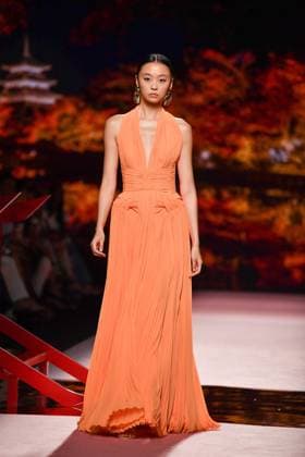 Mercedes-Benz Fashion Week Madrid, Spain - 19 Sep 2025 A model walks the runway wearing a design by ISABEL SANCHIS during Mercedes-Benz Fashion Week de Madrid in IFERMA. Madrid Spain Copyright: xAtilanoxGarciax xSOPAxImagesx FOTO12248