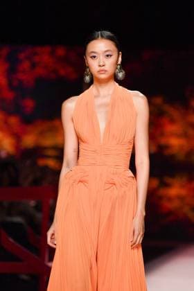 Mercedes-Benz Fashion Week Madrid, Spain - 19 Sep 2025 A model walks the runway wearing a design by ISABEL SANCHIS during Mercedes-Benz Fashion Week de Madrid in IFERMA. Madrid Spain Copyright: xAtilanoxGarciax xSOPAxImagesx FOTO12249