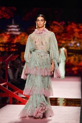 Mercedes-Benz Fashion Week Madrid, Spain - 19 Sep 2025 A model walks the runway wearing a design by ISABEL SANCHIS during Mercedes-Benz Fashion Week de Madrid in IFERMA. Madrid Spain Copyright: xAtilanoxGarciax xSOPAxImagesx FOTO12250