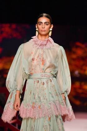 Mercedes-Benz Fashion Week Madrid, Spain - 19 Sep 2025 A model walks the runway wearing a design by ISABEL SANCHIS during Mercedes-Benz Fashion Week de Madrid in IFERMA. Madrid Spain Copyright: xAtilanoxGarciax xSOPAxImagesx FOTO12251