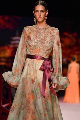 Mercedes-Benz Fashion Week Madrid, Spain - 19 Sep 2025 A model walks the runway wearing a design by ISABEL SANCHIS during Mercedes-Benz Fashion Week de Madrid in IFERMA. Madrid Spain Copyright: xAtilanoxGarciax xSOPAxImagesx FOTO12253