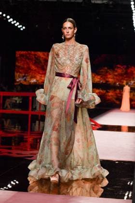 Mercedes-Benz Fashion Week Madrid, Spain - 19 Sep 2025 A model walks the runway wearing a design by ISABEL SANCHIS during Mercedes-Benz Fashion Week de Madrid in IFERMA. Madrid Spain Copyright: xAtilanoxGarciax xSOPAxImagesx FOTO12254