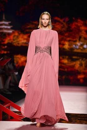 Mercedes-Benz Fashion Week Madrid, Spain - 19 Sep 2025 A model walks the runway wearing a design by ISABEL SANCHIS during Mercedes-Benz Fashion Week de Madrid in IFERMA. Madrid Spain Copyright: xAtilanoxGarciax xSOPAxImagesx FOTO12255