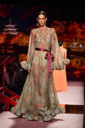 Mercedes-Benz Fashion Week Madrid, Spain - 19 Sep 2025 A model walks the runway wearing a design by ISABEL SANCHIS during Mercedes-Benz Fashion Week de Madrid in IFERMA. Madrid Spain Copyright: xAtilanoxGarciax xSOPAxImagesx FOTO12252