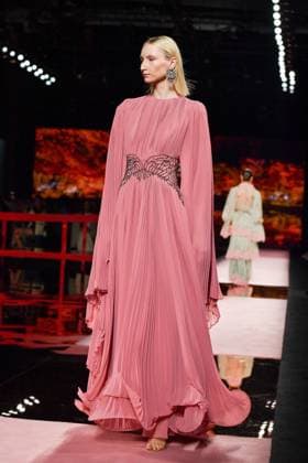 Mercedes-Benz Fashion Week Madrid, Spain - 19 Sep 2025 A model walks the runway wearing a design by ISABEL SANCHIS during Mercedes-Benz Fashion Week de Madrid in IFERMA. Madrid Spain Copyright: xAtilanoxGarciax xSOPAxImagesx FOTO12257