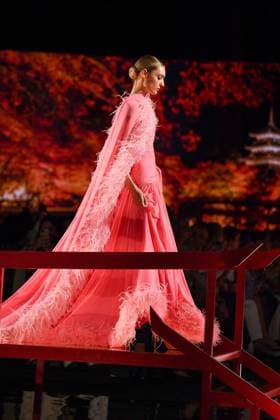 Mercedes-Benz Fashion Week Madrid, Spain - 19 Sep 2025 A model walks the runway wearing a design by ISABEL SANCHIS during Mercedes-Benz Fashion Week de Madrid in IFERMA. Madrid Spain Copyright: xAtilanoxGarciax xSOPAxImagesx FOTO12258
