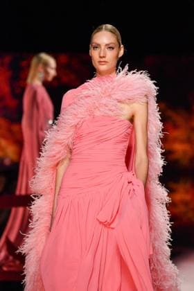 Mercedes-Benz Fashion Week Madrid, Spain - 19 Sep 2025 A model walks the runway wearing a design by ISABEL SANCHIS during Mercedes-Benz Fashion Week de Madrid in IFERMA. Madrid Spain Copyright: xAtilanoxGarciax xSOPAxImagesx FOTO12260