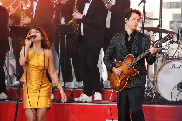 Bilder des Jahres 2025, Entertainment 09 September NEW YORK, NY - SEPTEMBER 19: Surprise guest, Mark Ronson performs with Raye on NBC™s Today Show Citi Concert Series on September 19, 2025 at Today Plaza in New York City. Copyright: xMediaPunchx