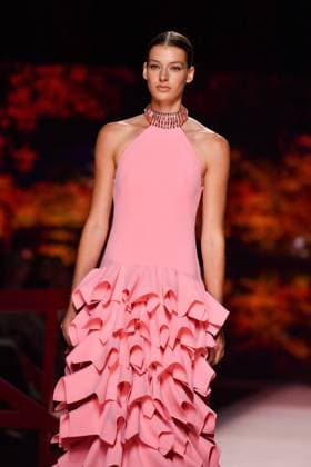 Mercedes-Benz Fashion Week Madrid, Spain - 19 Sep 2025 A model walks the runway wearing a design by ISABEL SANCHIS during Mercedes-Benz Fashion Week de Madrid in IFERMA. Madrid Spain Copyright: xAtilanoxGarciax xSOPAxImagesx FOTO12262