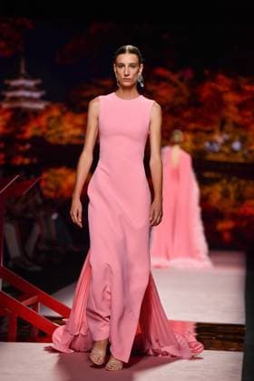Mercedes-Benz Fashion Week Madrid, Spain - 19 Sep 2025 A model walks the runway wearing a design by ISABEL SANCHIS during Mercedes-Benz Fashion Week de Madrid in IFERMA. Madrid Spain Copyright: xAtilanoxGarciax xSOPAxImagesx FOTO12263