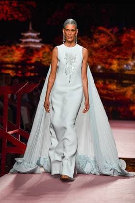 Mercedes-Benz Fashion Week Madrid, Spain - 19 Sep 2025 A model walks the runway wearing a design by ISABEL SANCHIS during Mercedes-Benz Fashion Week de Madrid in IFERMA. Madrid Spain Copyright: xAtilanoxGarciax xSOPAxImagesx FOTO12265