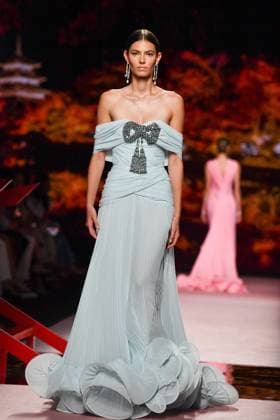 Mercedes-Benz Fashion Week Madrid, Spain - 19 Sep 2025 A model walks the runway wearing a design by ISABEL SANCHIS during Mercedes-Benz Fashion Week de Madrid in IFERMA. Madrid Spain Copyright: xAtilanoxGarciax xSOPAxImagesx FOTO12268