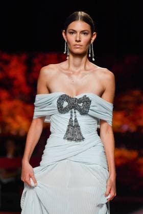 Mercedes-Benz Fashion Week Madrid, Spain - 19 Sep 2025 A model walks the runway wearing a design by ISABEL SANCHIS during Mercedes-Benz Fashion Week de Madrid in IFERMA. Madrid Spain Copyright: xAtilanoxGarciax xSOPAxImagesx FOTO12270