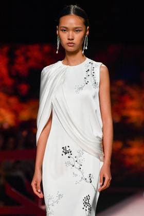 Mercedes-Benz Fashion Week Madrid, Spain - 19 Sep 2025 A model walks the runway wearing a design by ISABEL SANCHIS during Mercedes-Benz Fashion Week de Madrid in IFERMA. Madrid Spain Copyright: xAtilanoxGarciax xSOPAxImagesx FOTO12272