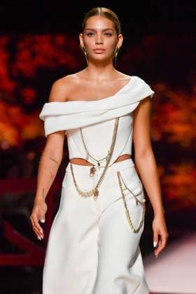Mercedes-Benz Fashion Week Madrid, Spain - 19 Sep 2025 A model walks the runway wearing a design by ISABEL SANCHIS during Mercedes-Benz Fashion Week de Madrid in IFERMA. Madrid Spain Copyright: xAtilanoxGarciax xSOPAxImagesx FOTO12274