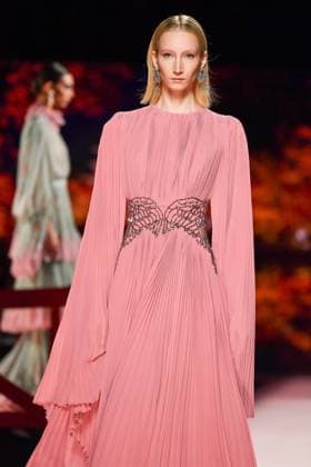 Mercedes-Benz Fashion Week Madrid, Spain - 19 Sep 2025 A model walks the runway wearing a design by ISABEL SANCHIS during Mercedes-Benz Fashion Week de Madrid in IFERMA. Madrid Spain Copyright: xAtilanoxGarciax xSOPAxImagesx FOTO12256