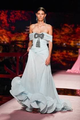 Mercedes-Benz Fashion Week Madrid, Spain - 19 Sep 2025 A model walks the runway wearing a design by ISABEL SANCHIS during Mercedes-Benz Fashion Week de Madrid in IFERMA. Madrid Spain Copyright: xAtilanoxGarciax xSOPAxImagesx FOTO12269