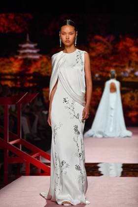 Mercedes-Benz Fashion Week Madrid, Spain - 19 Sep 2025 A model walks the runway wearing a design by ISABEL SANCHIS during Mercedes-Benz Fashion Week de Madrid in IFERMA. Madrid Spain Copyright: xAtilanoxGarciax xSOPAxImagesx FOTO12271