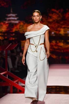 Mercedes-Benz Fashion Week Madrid, Spain - 19 Sep 2025 A model walks the runway wearing a design by ISABEL SANCHIS during Mercedes-Benz Fashion Week de Madrid in IFERMA. Madrid Spain Copyright: xAtilanoxGarciax xSOPAxImagesx FOTO12273