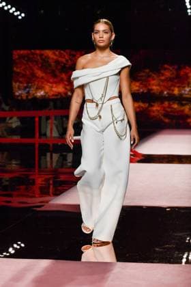 Mercedes-Benz Fashion Week Madrid, Spain - 19 Sep 2025 A model walks the runway wearing a design by ISABEL SANCHIS during Mercedes-Benz Fashion Week de Madrid in IFERMA. Madrid Spain Copyright: xAtilanoxGarciax xSOPAxImagesx FOTO12275