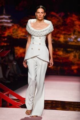 Mercedes-Benz Fashion Week Madrid, Spain - 19 Sep 2025 A model walks the runway wearing a design by ISABEL SANCHIS during Mercedes-Benz Fashion Week de Madrid in IFERMA. Madrid Spain Copyright: xAtilanoxGarciax xSOPAxImagesx FOTO12276