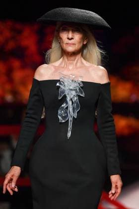 Mercedes-Benz Fashion Week Madrid, Spain - 19 Sep 2025 A model walks the runway wearing a design by ISABEL SANCHIS during Mercedes-Benz Fashion Week de Madrid in IFERMA. Madrid Spain Copyright: xAtilanoxGarciax xSOPAxImagesx FOTO12284