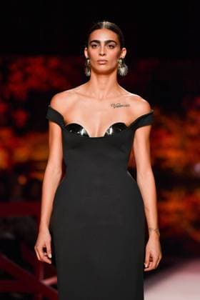 Mercedes-Benz Fashion Week Madrid, Spain - 19 Sep 2025 A model walks the runway wearing a design by ISABEL SANCHIS during Mercedes-Benz Fashion Week de Madrid in IFERMA. Madrid Spain Copyright: xAtilanoxGarciax xSOPAxImagesx FOTO12286