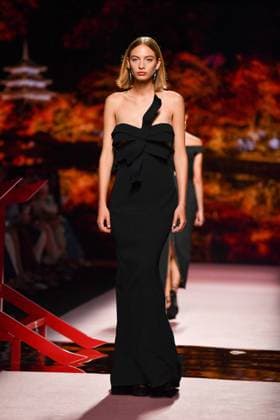 Mercedes-Benz Fashion Week Madrid, Spain - 19 Sep 2025 A model walks the runway wearing a design by ISABEL SANCHIS during Mercedes-Benz Fashion Week de Madrid in IFERMA. Madrid Spain Copyright: xAtilanoxGarciax xSOPAxImagesx FOTO12287