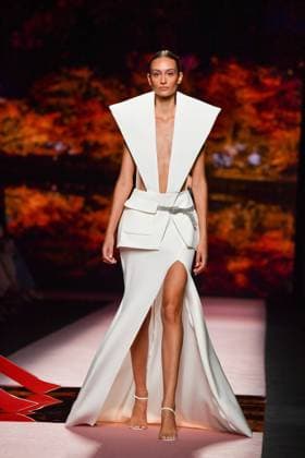 Mercedes-Benz Fashion Week Madrid, Spain - 19 Sep 2025 A model walks the runway wearing a design by ISABEL SANCHIS during Mercedes-Benz Fashion Week de Madrid in IFERMA. Madrid Spain Copyright: xAtilanoxGarciax xSOPAxImagesx FOTO12295