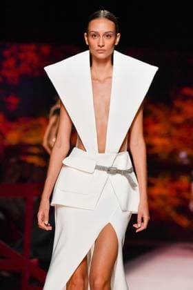 Mercedes-Benz Fashion Week Madrid, Spain - 19 Sep 2025 A model walks the runway wearing a design by ISABEL SANCHIS during Mercedes-Benz Fashion Week de Madrid in IFERMA. Madrid Spain Copyright: xAtilanoxGarciax xSOPAxImagesx FOTO12296