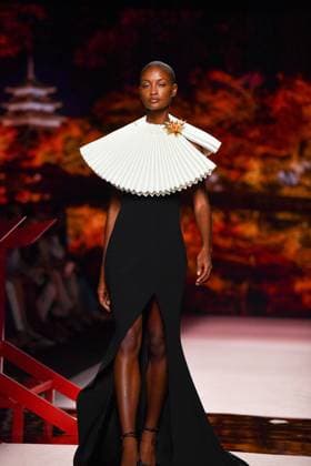 Mercedes-Benz Fashion Week Madrid, Spain - 19 Sep 2025 A model walks the runway wearing a design by ISABEL SANCHIS during Mercedes-Benz Fashion Week de Madrid in IFERMA. Madrid Spain Copyright: xAtilanoxGarciax xSOPAxImagesx FOTO12297