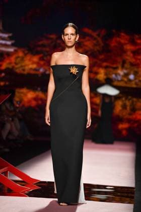 Mercedes-Benz Fashion Week Madrid, Spain - 19 Sep 2025 A model walks the runway wearing a design by ISABEL SANCHIS during Mercedes-Benz Fashion Week de Madrid in IFERMA. Madrid Spain Copyright: xAtilanoxGarciax xSOPAxImagesx FOTO12301
