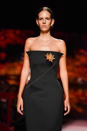 Mercedes-Benz Fashion Week Madrid, Spain - 19 Sep 2025 A model walks the runway wearing a design by ISABEL SANCHIS during Mercedes-Benz Fashion Week de Madrid in IFERMA. Madrid Spain Copyright: xAtilanoxGarciax xSOPAxImagesx FOTO12302