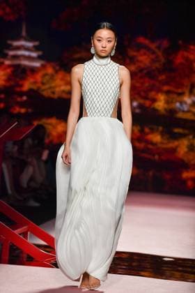 Mercedes-Benz Fashion Week Madrid, Spain - 19 Sep 2025 A model walks the runway wearing a design by ISABEL SANCHIS during Mercedes-Benz Fashion Week de Madrid in IFERMA. Madrid Spain Copyright: xAtilanoxGarciax xSOPAxImagesx FOTO12303