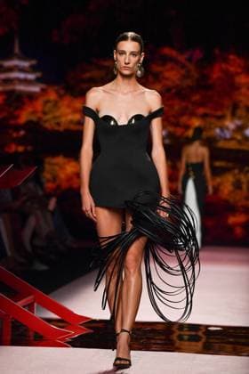 Mercedes-Benz Fashion Week Madrid, Spain - 19 Sep 2025 A model walks the runway wearing a design by ISABEL SANCHIS during Mercedes-Benz Fashion Week de Madrid in IFERMA. Madrid Spain Copyright: xAtilanoxGarciax xSOPAxImagesx FOTO12305