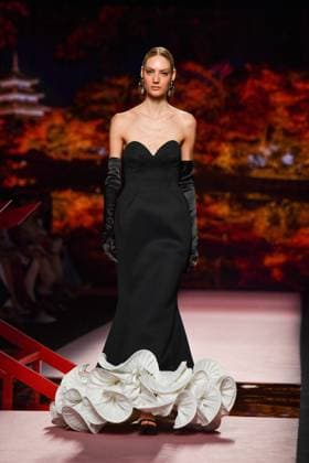 Mercedes-Benz Fashion Week Madrid, Spain - 19 Sep 2025 A model walks the runway wearing a design by ISABEL SANCHIS during Mercedes-Benz Fashion Week de Madrid in IFERMA. Madrid Spain Copyright: xAtilanoxGarciax xSOPAxImagesx FOTO12308