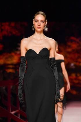 Mercedes-Benz Fashion Week Madrid, Spain - 19 Sep 2025 A model walks the runway wearing a design by ISABEL SANCHIS during Mercedes-Benz Fashion Week de Madrid in IFERMA. Madrid Spain Copyright: xAtilanoxGarciax xSOPAxImagesx FOTO12309