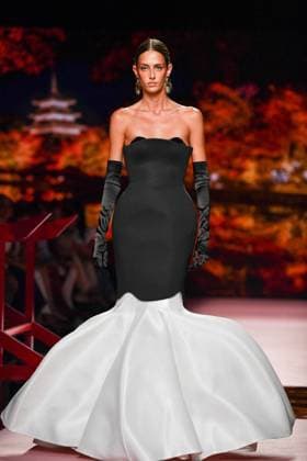 Mercedes-Benz Fashion Week Madrid, Spain - 19 Sep 2025 A model walks the runway wearing a design by ISABEL SANCHIS during Mercedes-Benz Fashion Week de Madrid in IFERMA. Madrid Spain Copyright: xAtilanoxGarciax xSOPAxImagesx FOTO12312