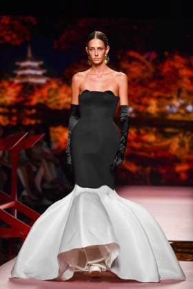 Mercedes-Benz Fashion Week Madrid, Spain - 19 Sep 2025 A model walks the runway wearing a design by ISABEL SANCHIS during Mercedes-Benz Fashion Week de Madrid in IFERMA. Madrid Spain Copyright: xAtilanoxGarciax xSOPAxImagesx FOTO12311