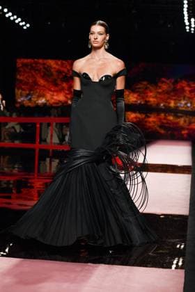 Mercedes-Benz Fashion Week Madrid, Spain - 19 Sep 2025 A model walks the runway wearing a design by ISABEL SANCHIS during Mercedes-Benz Fashion Week de Madrid in IFERMA. Madrid Spain Copyright: xAtilanoxGarciax xSOPAxImagesx FOTO12317